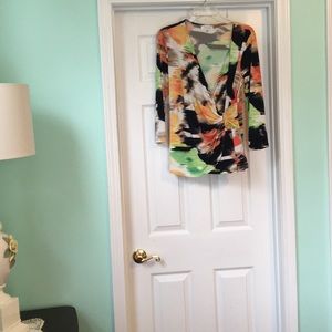 Low neck. Vibrant colors. Comfortable Blouse.